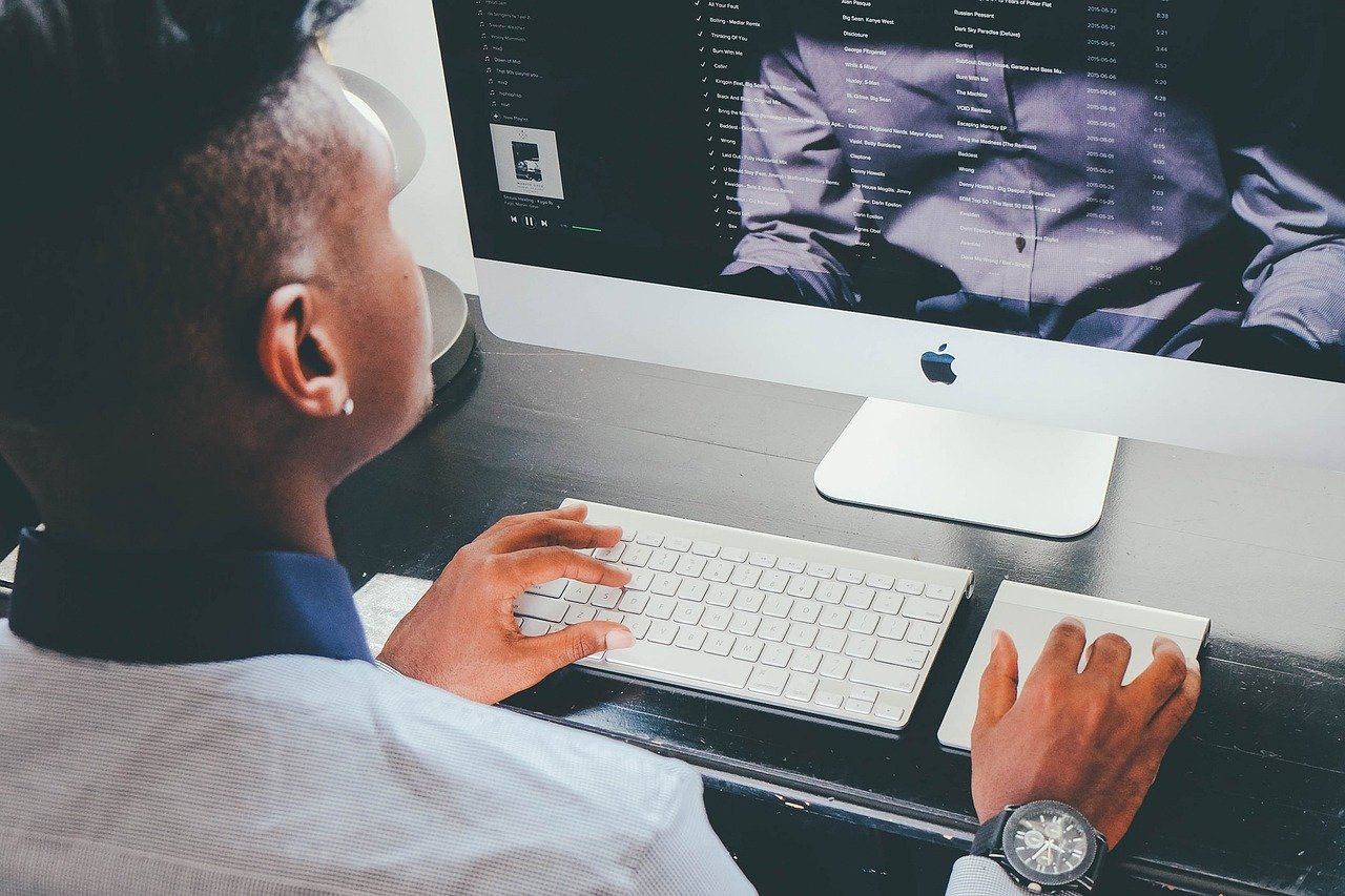 How to start engagement on website using live chat box service & technology