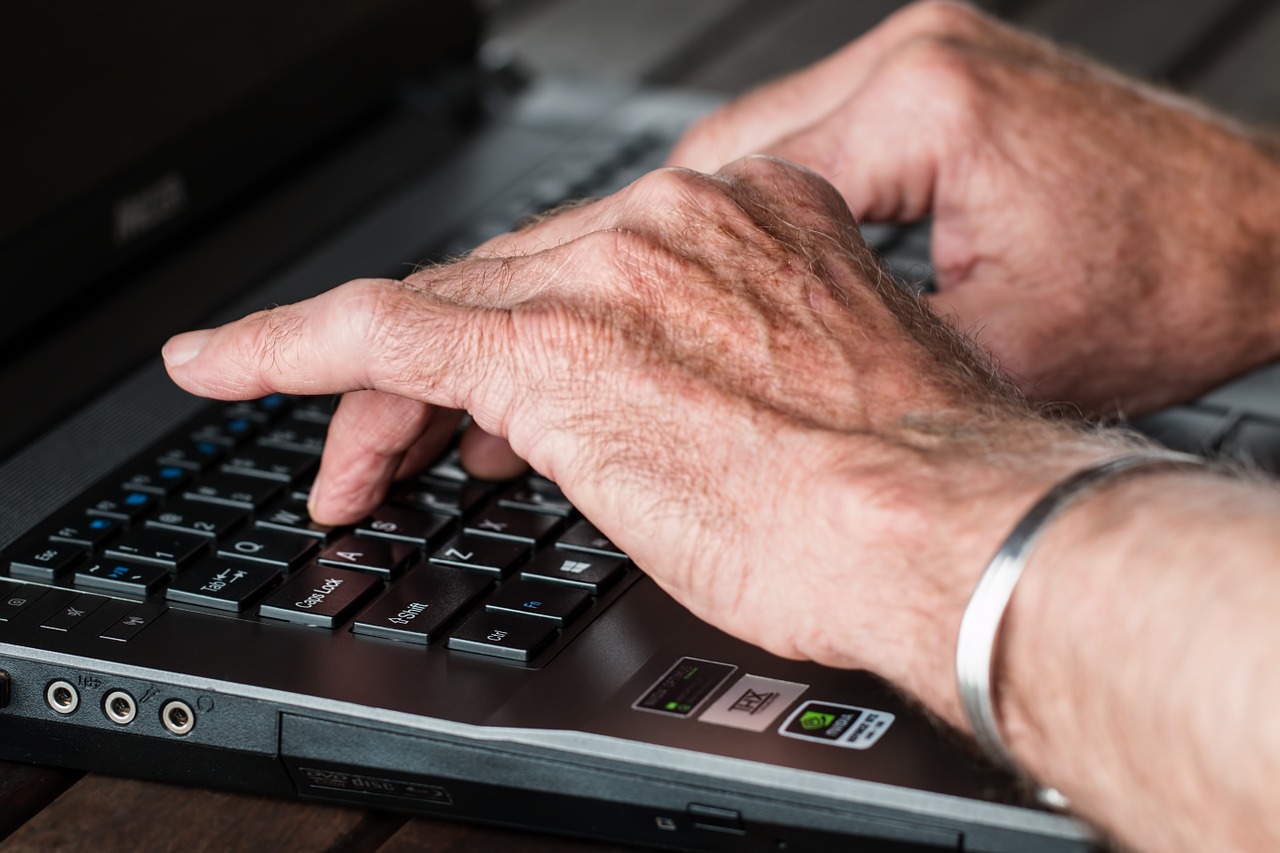 How to start engagement on website using live chat box service & technology